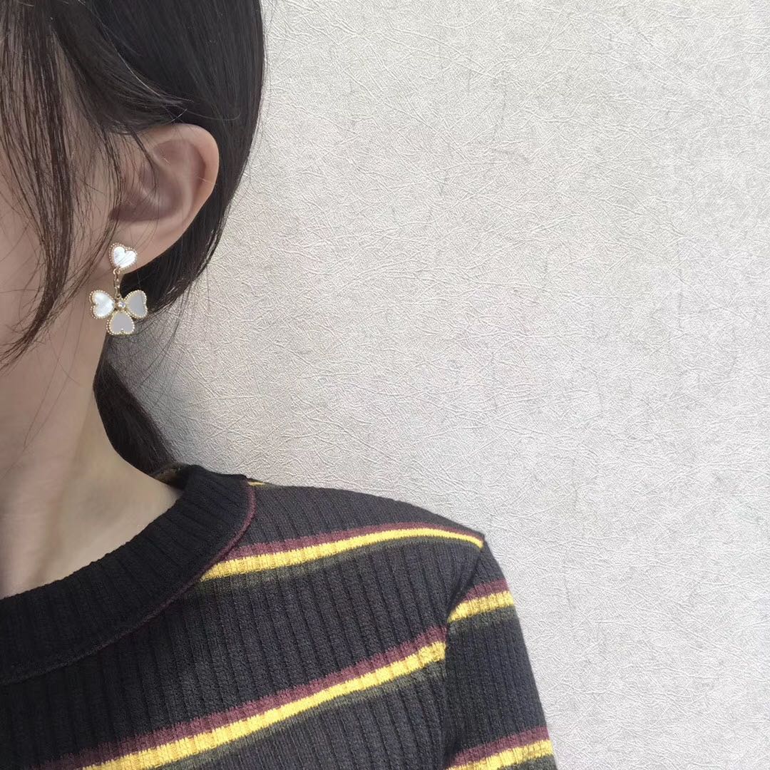 Mysitc CLOVER SWEET WHITE MOP EARRINGS