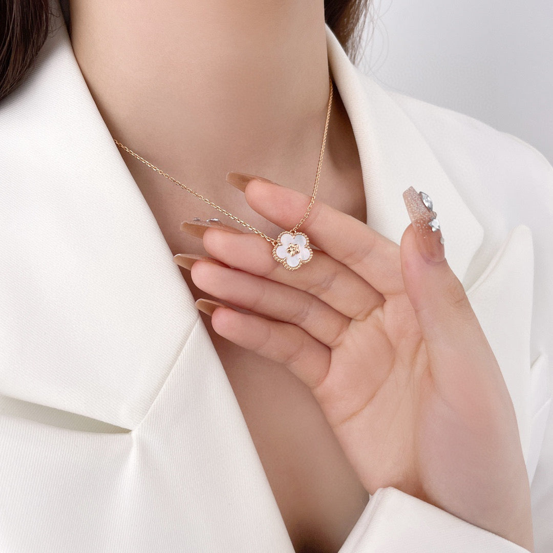 [Mystic]LUCKY  WHITE MOP  PLUM BLOSSOM NECKLACE