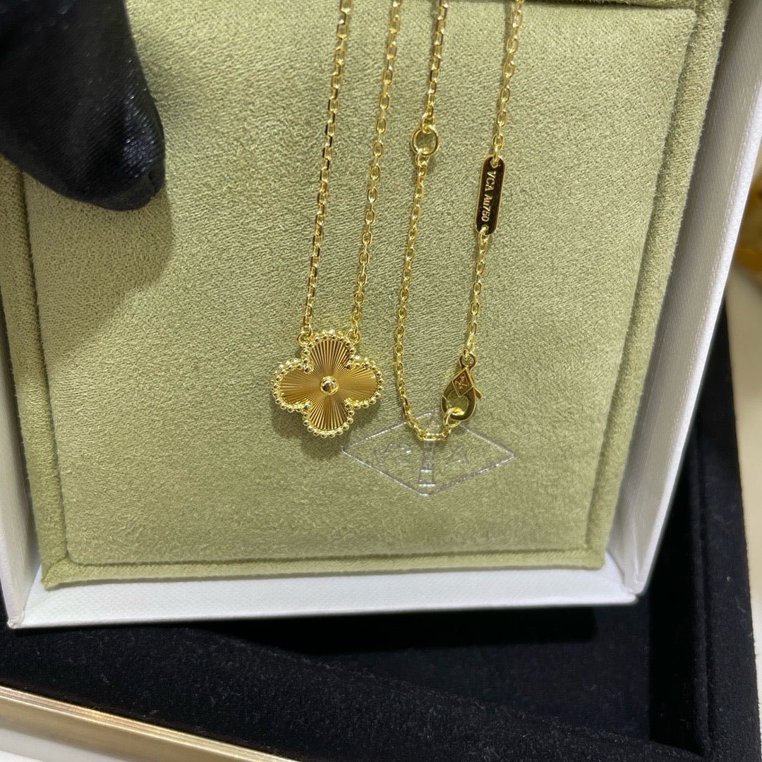 [Mystic]CLOVER 15MM LASER NECKLACE